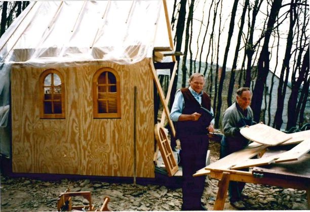 Eich Huhn und Günter Trapp (v. links) beim Bau der Kapellentüre. 
