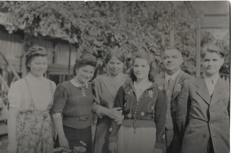 Abb. 3 Walter und Maria Wienand mit ihren vier Kindern Leni Klñrchen Hetti und Ewald v